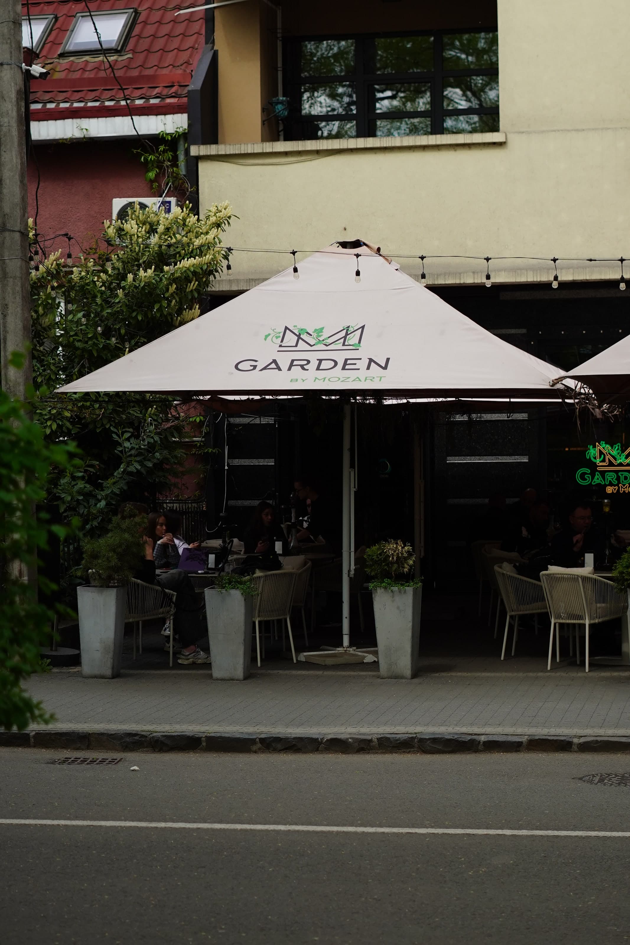 Тераса Garden під білими парасолями