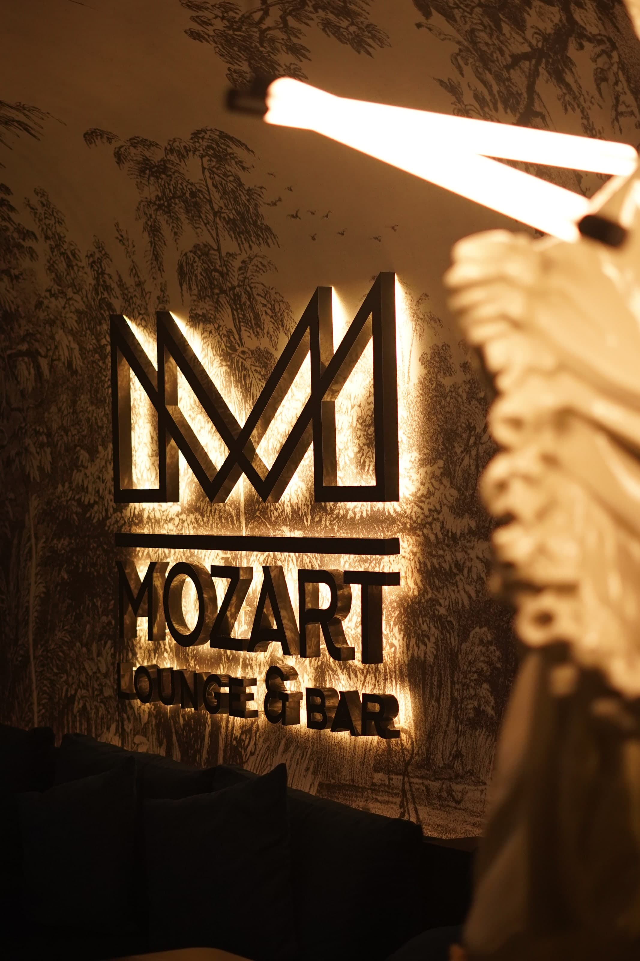 Світний логотип Mozart Lounge & Bar на стіні